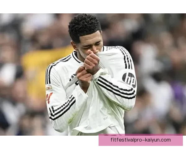 足坛震撼：顶级球星签下创纪录合同，薪资飙升备受关注